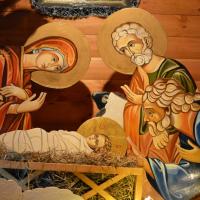 «Предпразднуем, людие, Христово Рождество…» - у входа в Свято-Покровский собор установлен вертеп