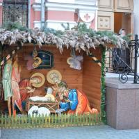 «Предпразднуем, людие, Христово Рождество…» - у входа в Свято-Покровский собор установлен вертеп
