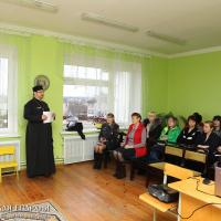 Священник посетил тематические собрания родительских школ