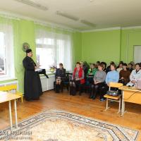 Священник посетил тематические собрания родительских школ