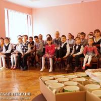 Братчики храма Собора Всех Белорусских Святых города поздравили с Пасхой воспитанников детского дома и хосписа
