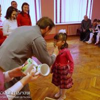 Братчики храма Собора Всех Белорусских Святых города поздравили с Пасхой воспитанников детского дома и хосписа