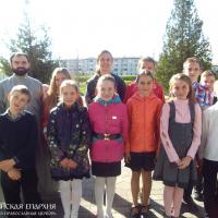 Воспитанники воскресной школы поздравили больных с праздником Пасхи в поселке Россь