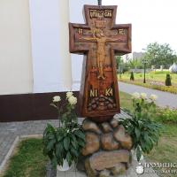 На территории храма поселка Зельва освятили новосооруженный поклонный крест