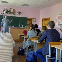 Священник провел беседу о ценности жизни со старшеклассниками школы №5 Волковыска