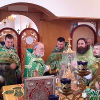 В храме деревни Демброво состоялось соборное богослужение Щучинского благочиния