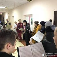 Настоятель и хор храма святителя Николая поздравили с Рождеством пациентов Берестовицкой районной больницы