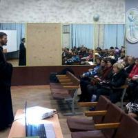 Священник Покровского собора провел беседу с родителями учеников школы №8 