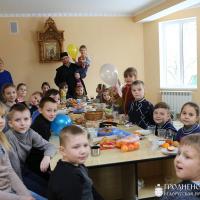 На приходе Святой Троицы поселка Зельва организовали сладкий стол в честь открытия нового здания воскресной школы