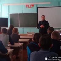 Священник встретился с учениками старших классов в Красносельской средней школе
