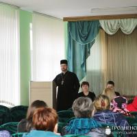 Священник принял участие в общешкольном собрании в Зельвенской школе