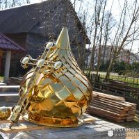 На храм Святого Духа деревни Озеры водрузили новые купола и кресты