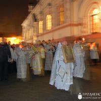 [Обновлено] В Пасхальную ночь архиепископ Артемий возглавил праздничные богослужения в кафедральном соборе города Гродно