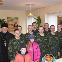 Благочинный Берестовицкого округа поздравил с Пасхой военнослужащих заставы №10