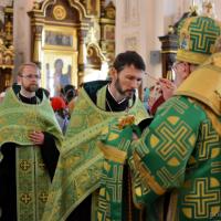 Накануне дня Святой Троицы Архиепископ Артемий совершил всенощное бдение в Покровском соборе