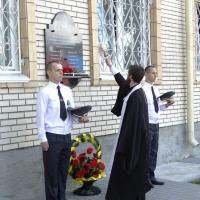 Священник освятил мемориальную доску в городе Волковыске