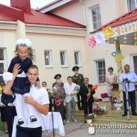 Священник принял участие в линейке в школе поселка Пограничный