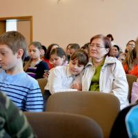 Воспитанники воскресной школы собора поздравили матерей с праздником Покрова Пресвятой Богородицы концертом