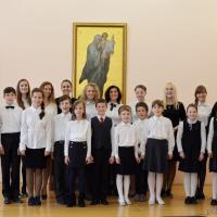 Воспитанники воскресной школы собора поздравили матерей с праздником Покрова Пресвятой Богородицы концертом