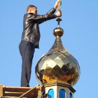 В деревне Галубы установили крест на купол новосооруженного домового храма