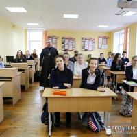 Благочинный Зельвенского округа встретился с учащимися 9-го класса Зельвенской гимназии №1