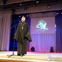 Священник посетил концерт, приуроченный ко всемирному дню инвалидов