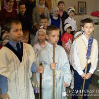 Учащиеся воскресной школы храма архистратига Михаила города Скиделя поздравили прихожан с Рождеством