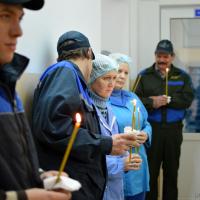 Клирик Покровского собора совершил чин великого освящения воды в цеху розлива минеральной воды в деревне Поречье