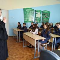 О здоровом образе жизни с учащимися школы №13 побеседовал клирик Покровского собора