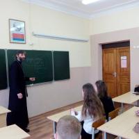 Священник провел беседу с учащимися школы №1 города Скидель