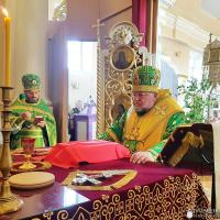 В день Святой Троицы архиепископ Артемий совершил литургию в храме поселка Зельва