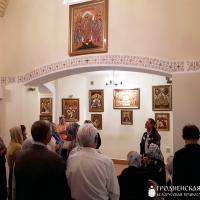 В храме святителя Луки прошла выставка икон из янтаря гродненских мастеров Вероники и Сергея Бижако