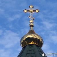 В храме православного молодежного центра а.г. Мосты Правые состоялось Божественная литургия и освящение надкупольного креста