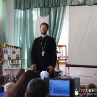 Священник принял участие в торжественной линейке средней школы деревни Скрибовцы