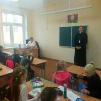 Настоятель прихода поселка Сопоцкин встретился с учащимися Ратичской средней школы