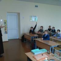 Настоятель прихода поселка Сопоцкин встретился с детьми Ратичской средней школы