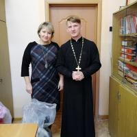 Священник передал зимнюю одежду для детей из нуждающихся семей