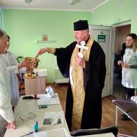 Священник посетил Мостовскую центральную районную больницу