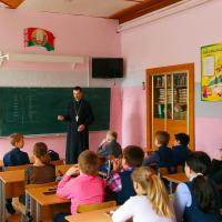 Священник провел беседу с учениками 5-го класса