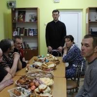 Для посетителей дома ночного пребывания социальная служба Покровского собора организовала Пасхальный ужин