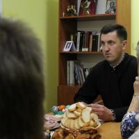 Для посетителей дома ночного пребывания социальная служба Покровского собора организовала Пасхальный ужин