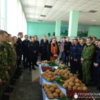 Священник поздравил с Пасхой военнослужащих специального милицейского батальона