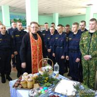 Священник поздравил с Пасхой военнослужащих специального милицейского батальона
