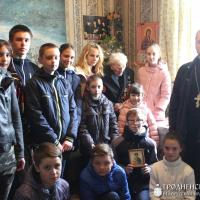 Ребята из молодежного братства храма поселка Красносельский посетили ветерана Великой Отечественной войны