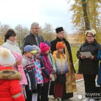 Благочинный Зельвенского округа принял участие в акции по передачи земли с мест воинской славы