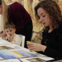 Семейный мастер-класс по изготовлению картин организовали в воскресной школе Покровского собора