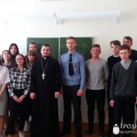 Беседа со священником в школе №1 города Скидель