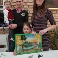Семейный мастер-класс по изготовлению картин организовали в воскресной школе Покровского собора