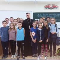 Священник провел беседу в школе №1 города Скидель