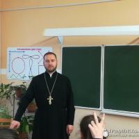 Священнослужитель провел беседу с учениками Красносельской средней школы